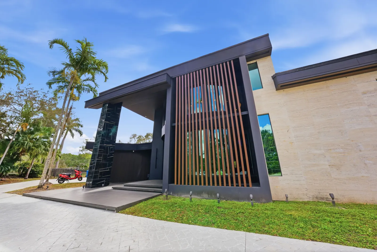 Contemporary home facade in Weston